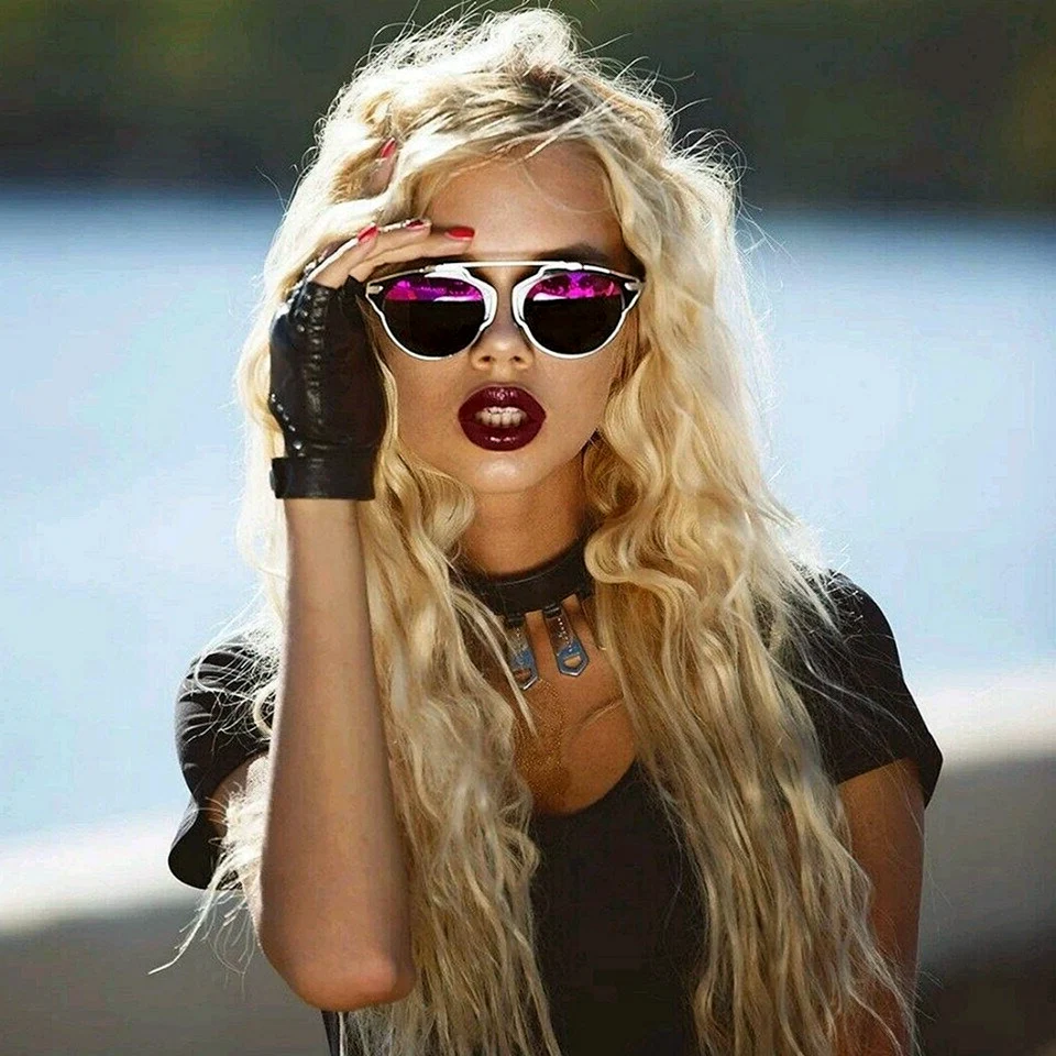 Блондинка в солнцезащитных очках
