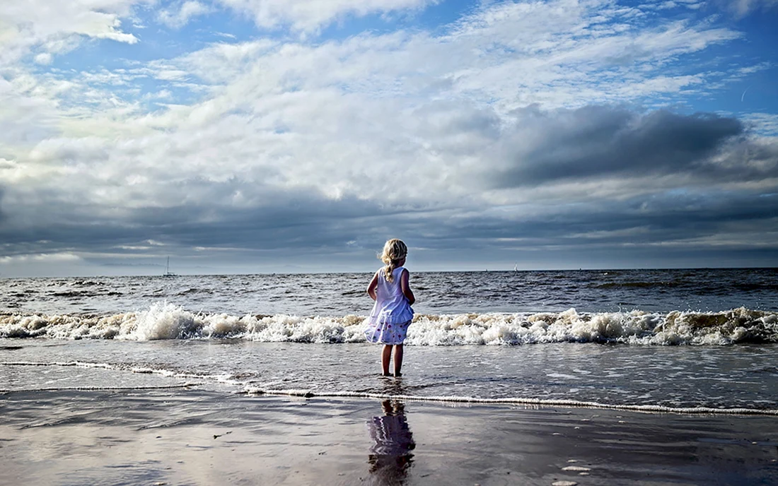 Девочка возле моря