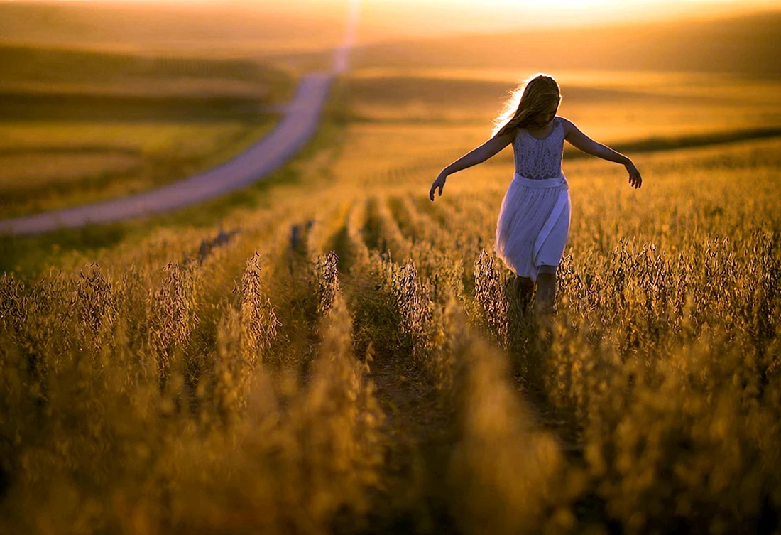 Девушка бежит в поле