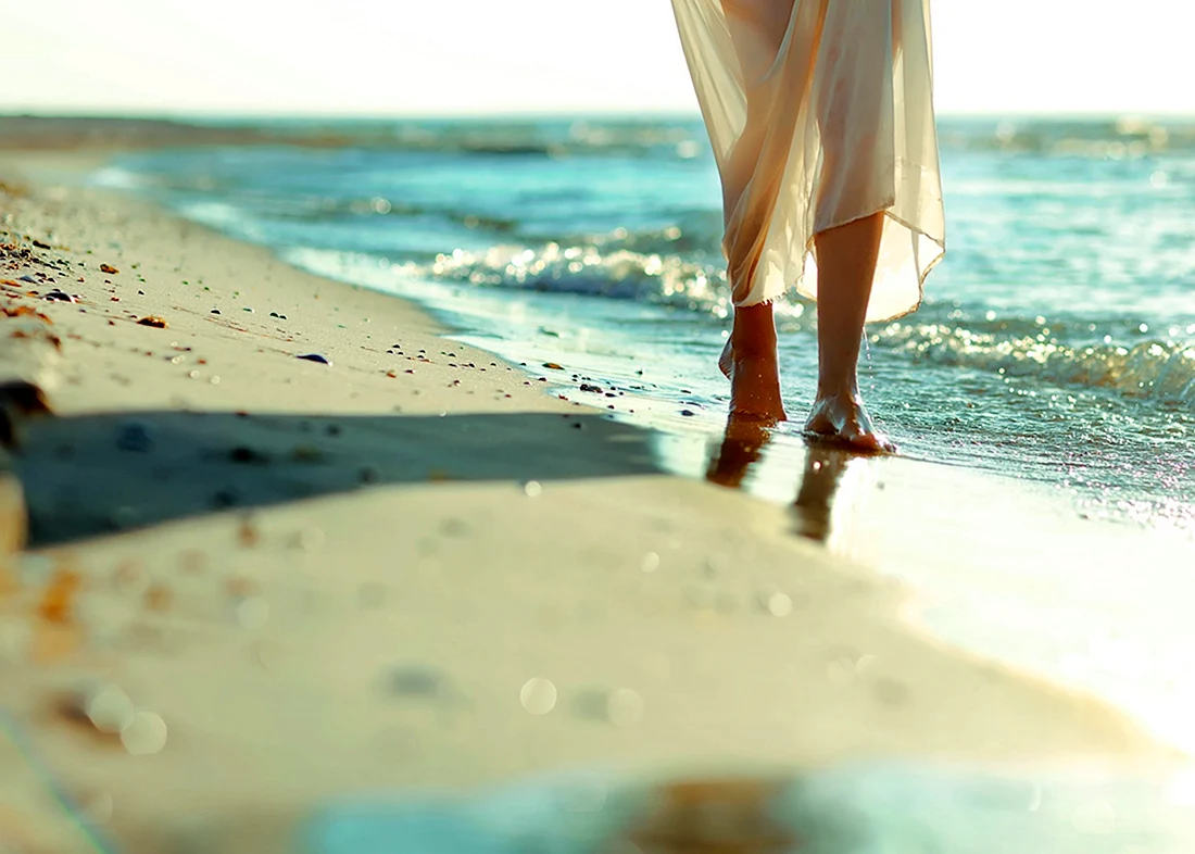 Девушка идет по берегу моря