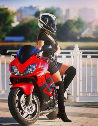 Девушка на Красном мотоцикле в шлеме