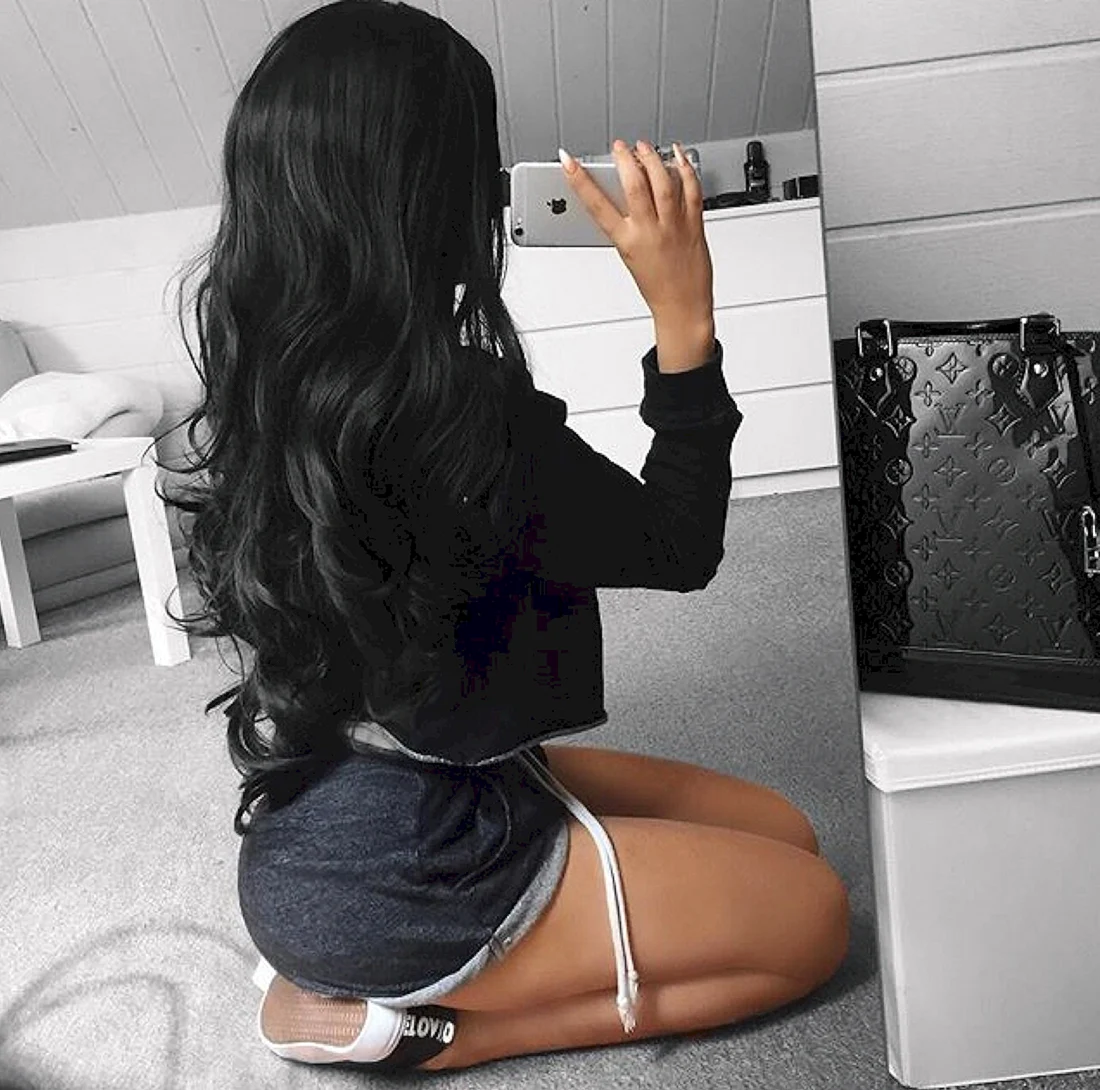 Девушка с чёрными волосами со спины
