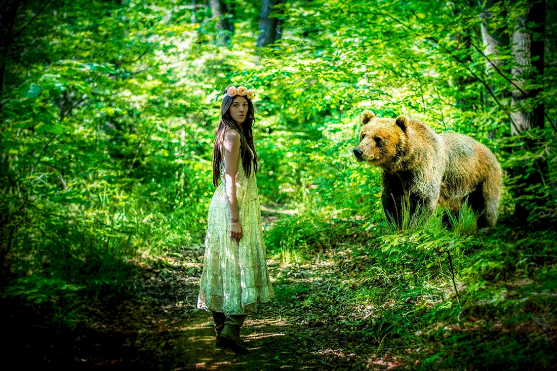Девушка с медведем в лесу