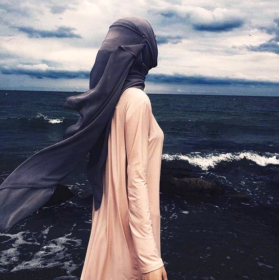 Девушка в хиджабе со спины