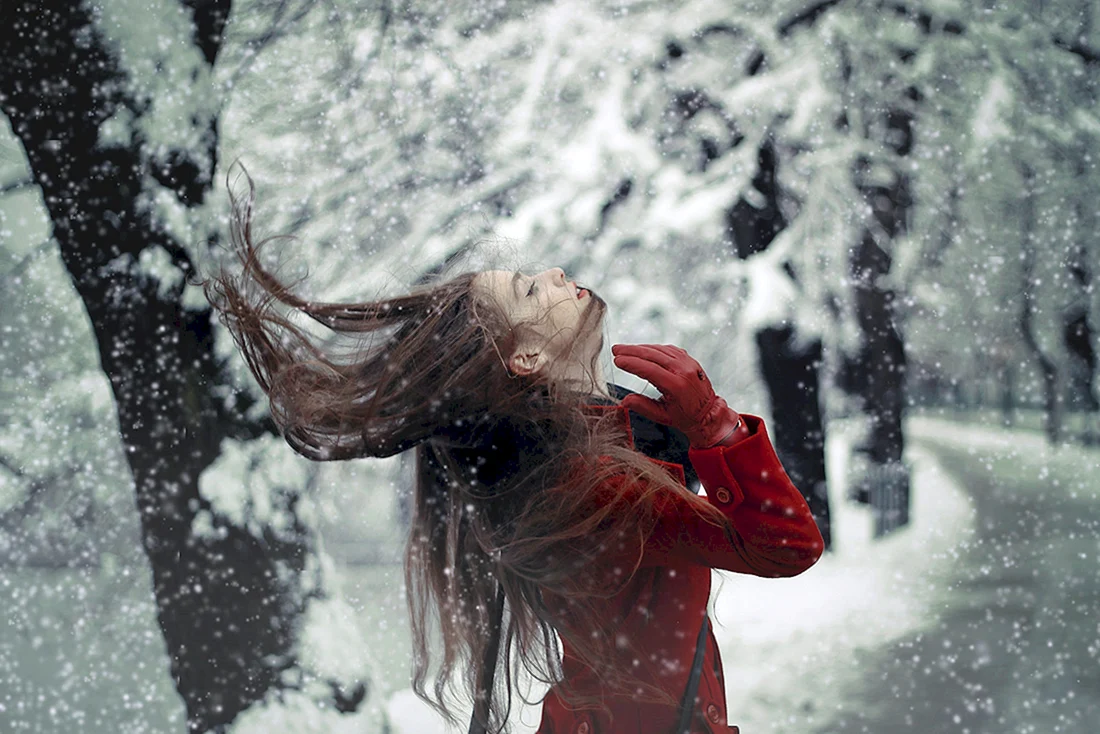 Девушка в снегу
