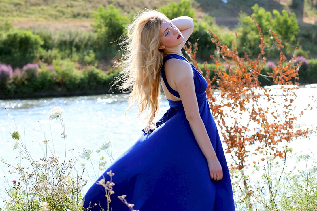 Эда Йылдыз в синем платье