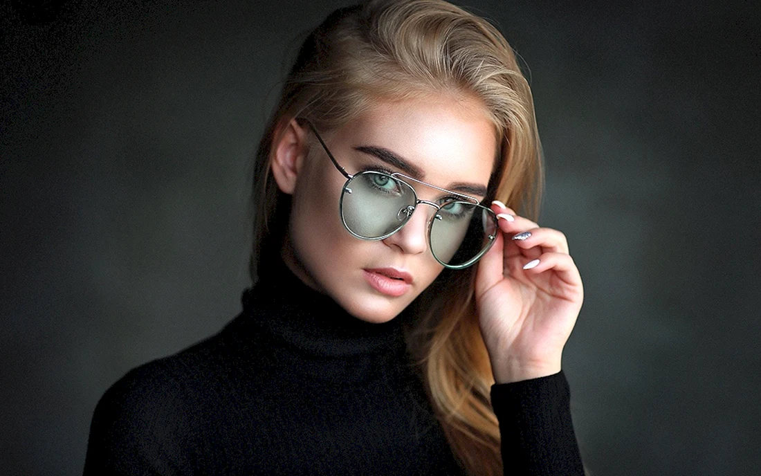 Красивые женщины в очках