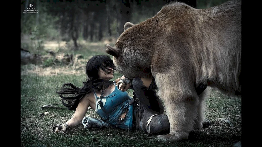Лара Крофт и медведь