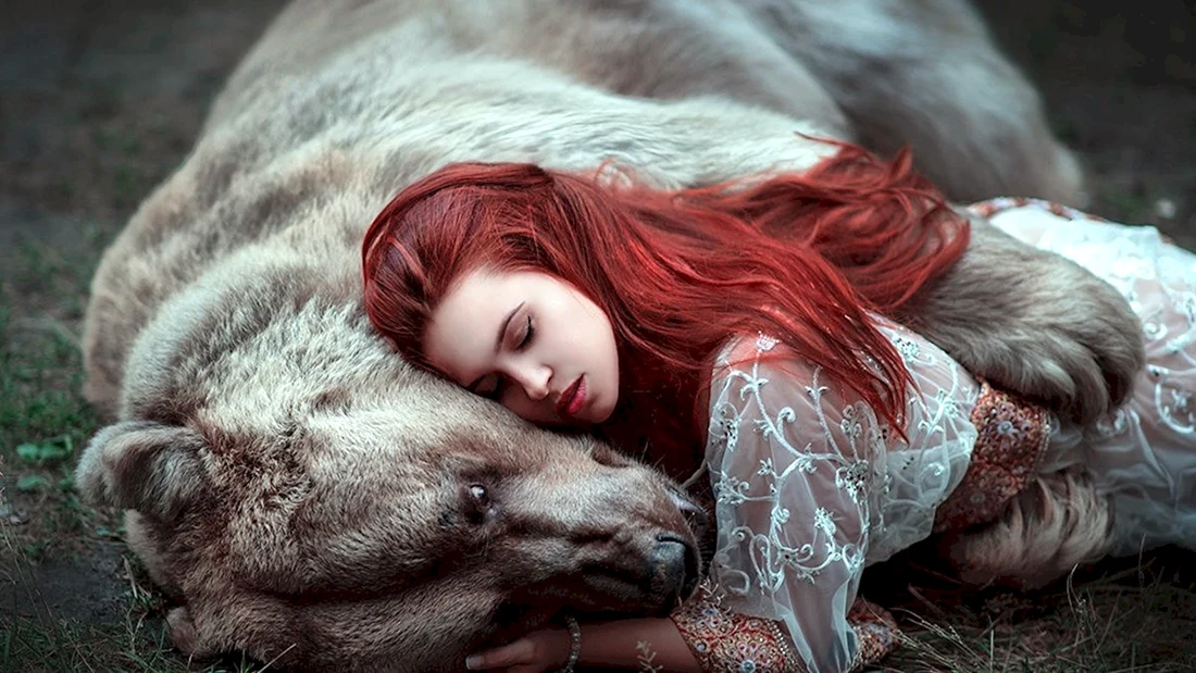 Медведь и рыжая девушка