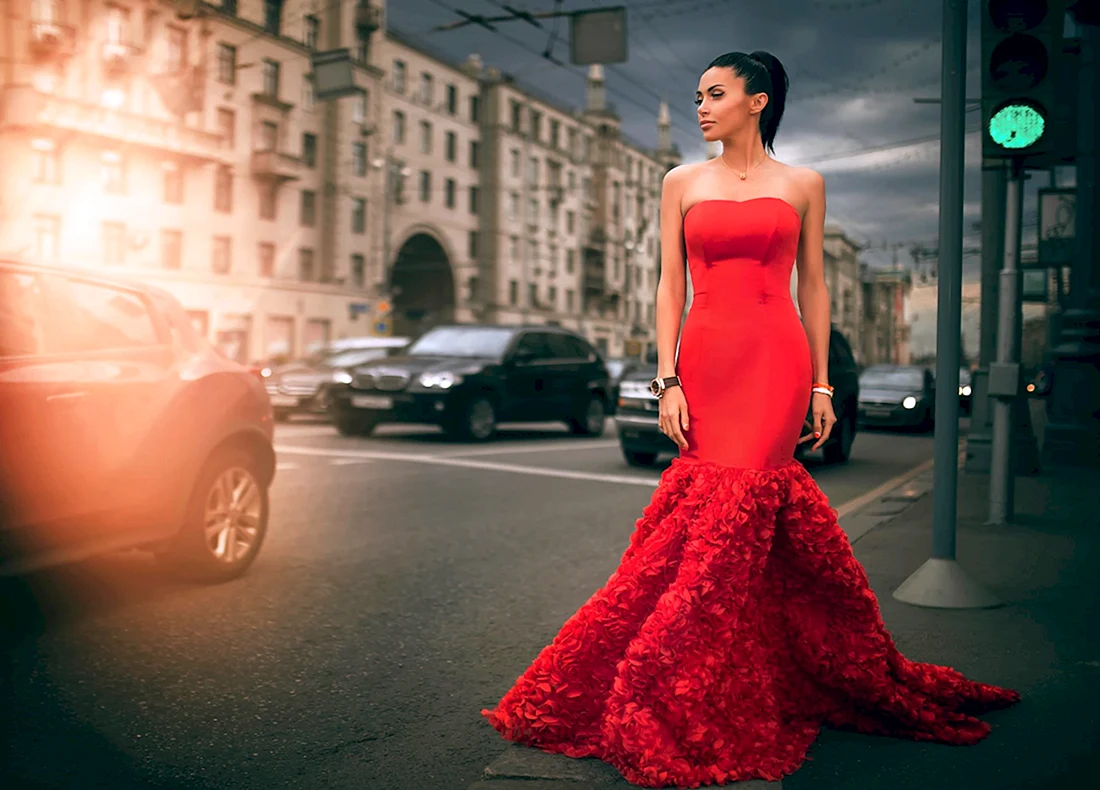 Мика Джианелли в Красном платье