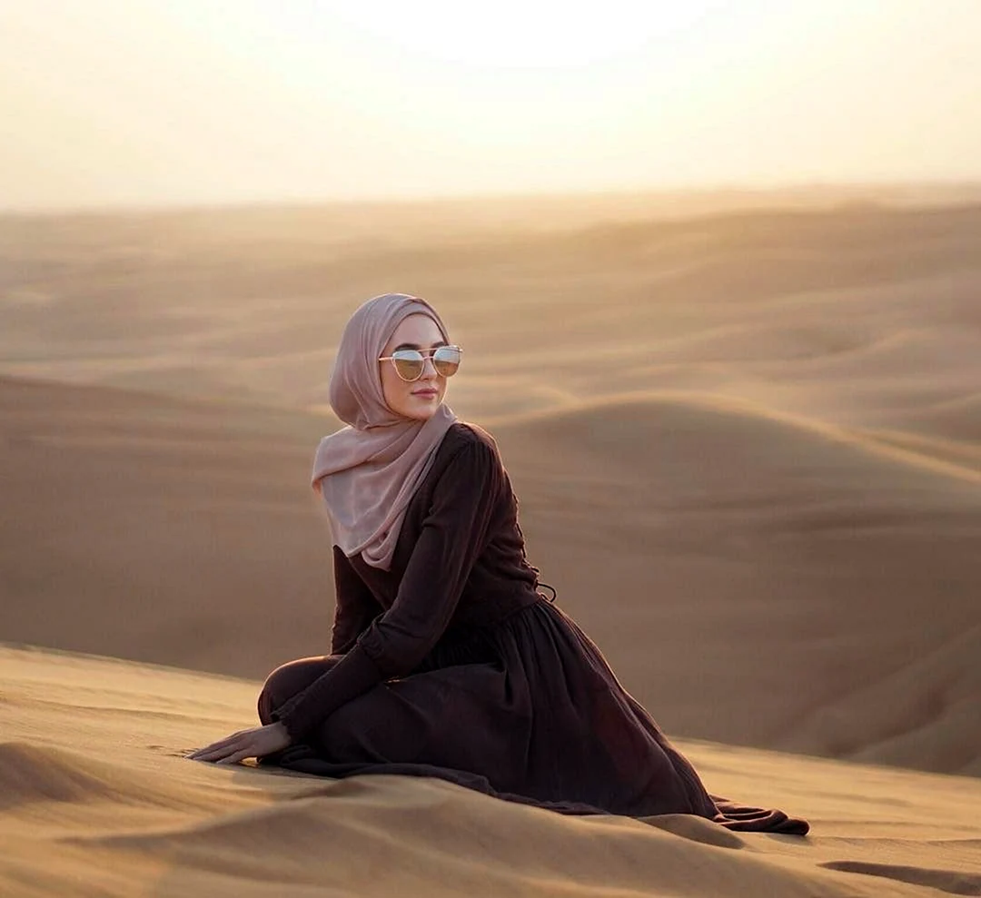 Мусульманка в хиджабе в пустыне
