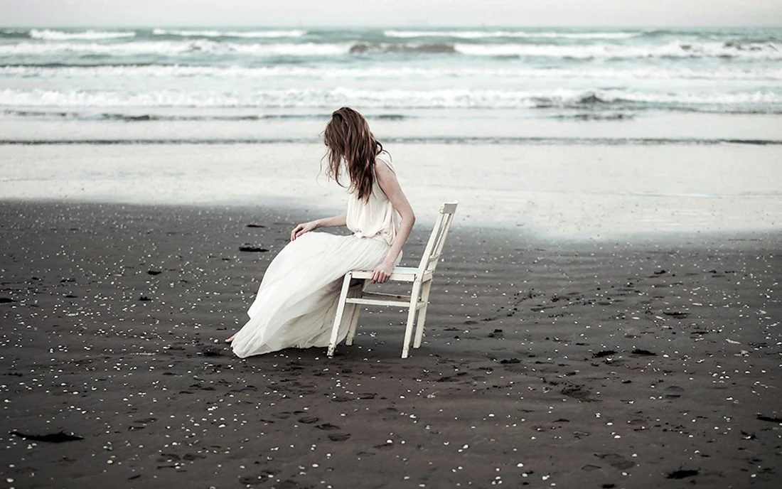 Одинокая девушка у моря