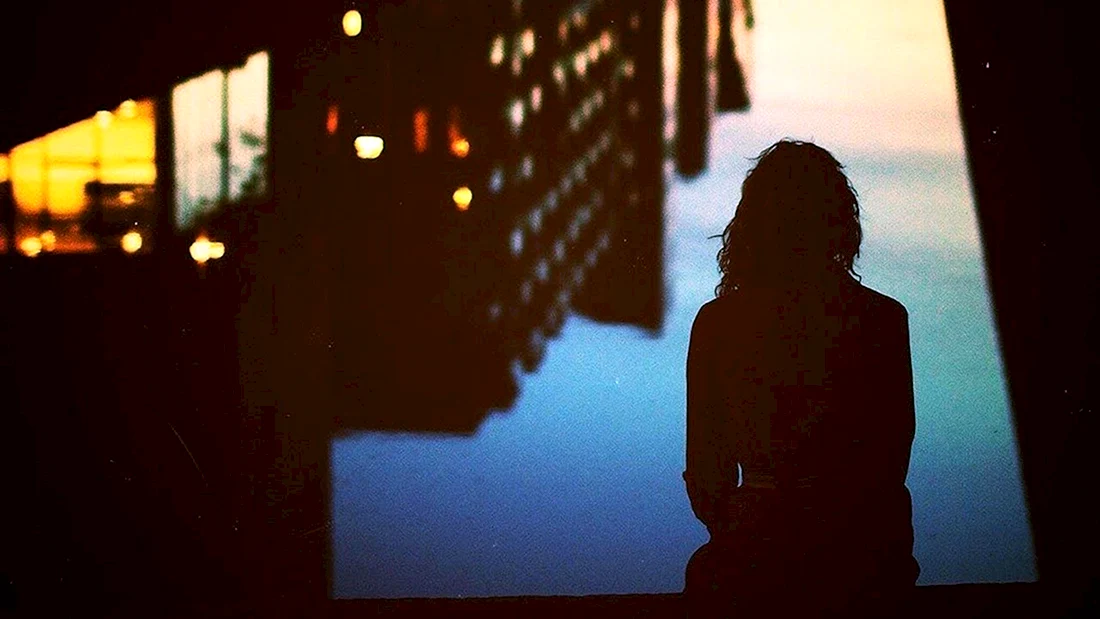 Одинокая девушка в ночном городе