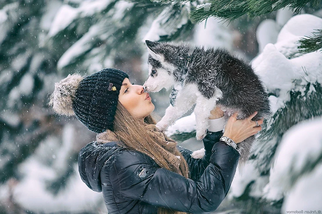Парень с девушкой в зимнем лесу