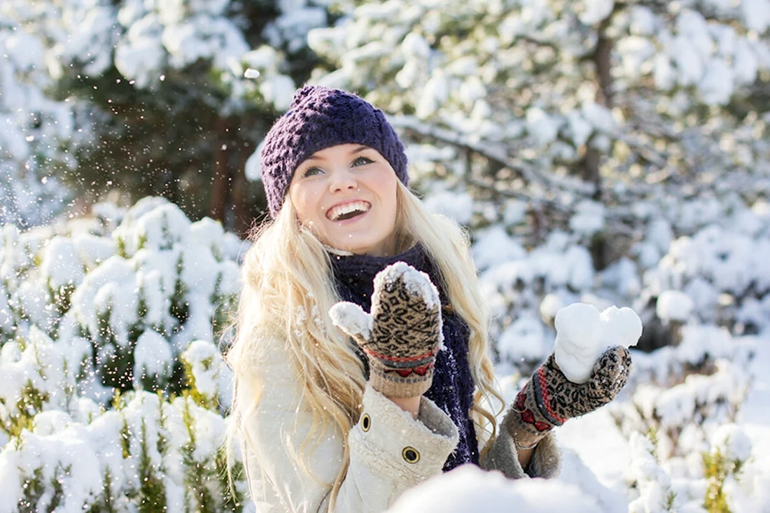 Радостная девушка зимой