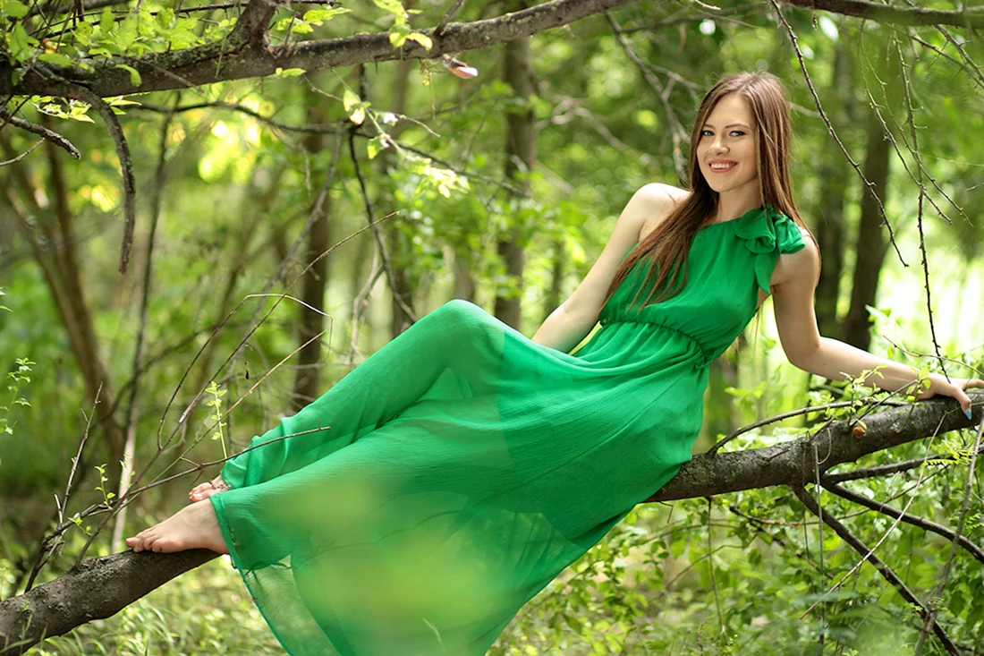 Робин Эллакотт в зеленом платье