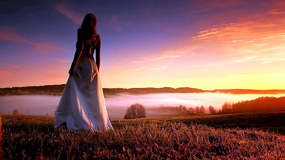 Женщина в поле на закате