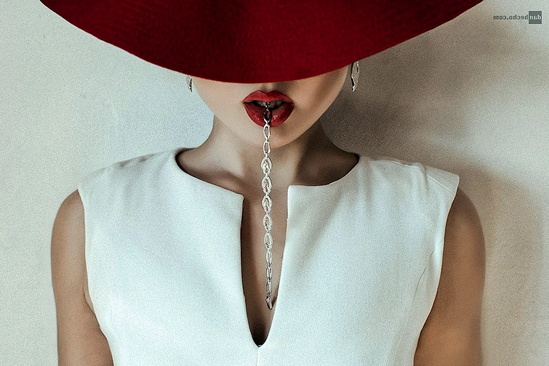 Женщина в шляпе с красными губами