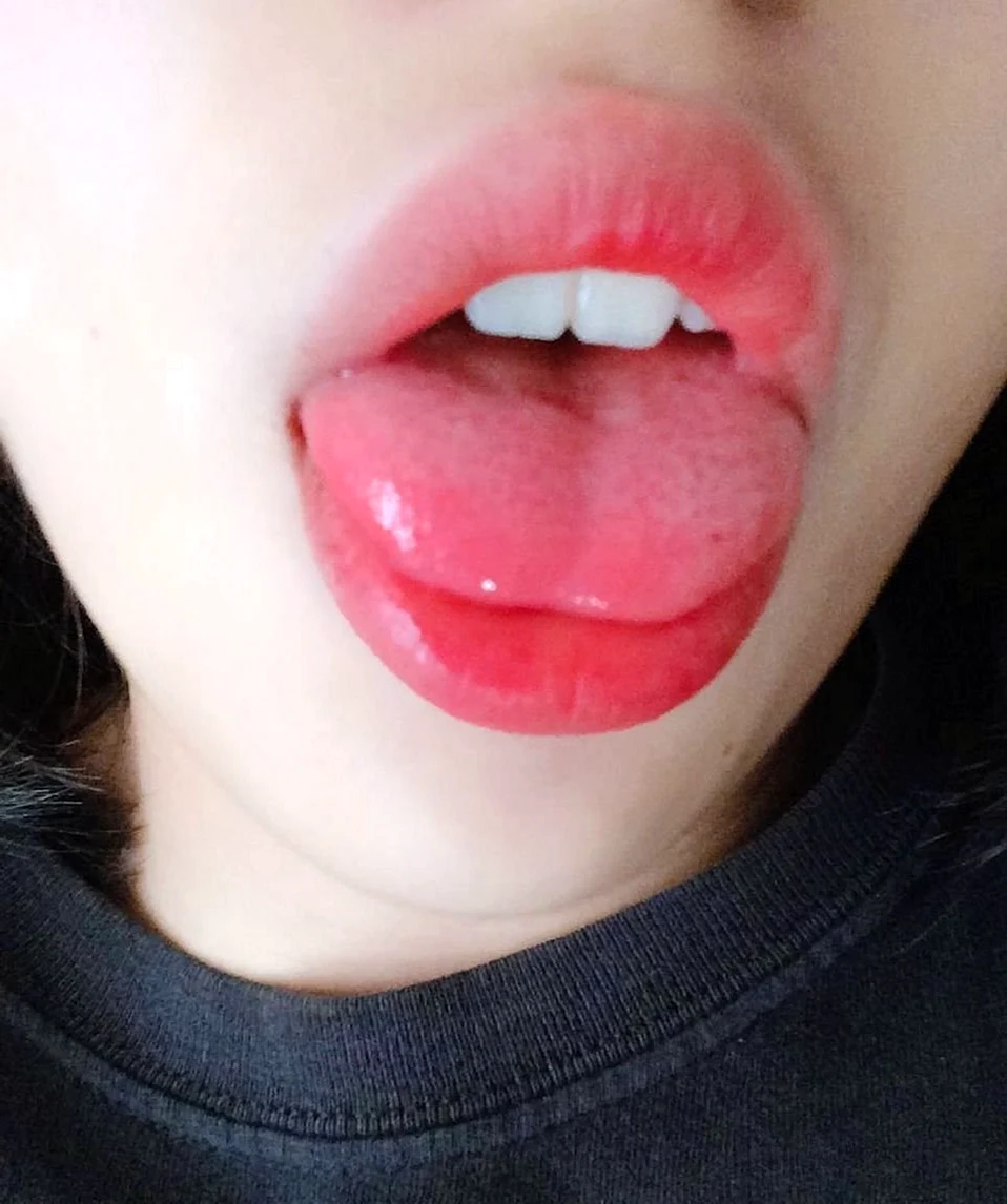 Женские губы с высунутым языком