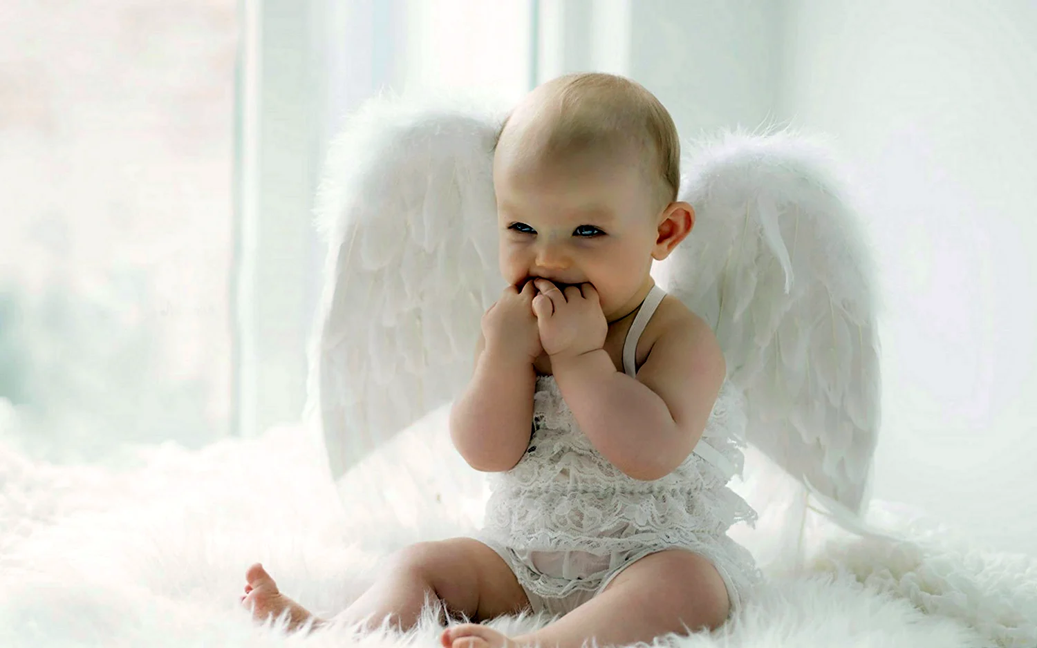 Когда родился ангел всех детей. Малыш Ангелочек. Малыш с крыльями. Крылья для детей. Малыш с крыльями ангела.