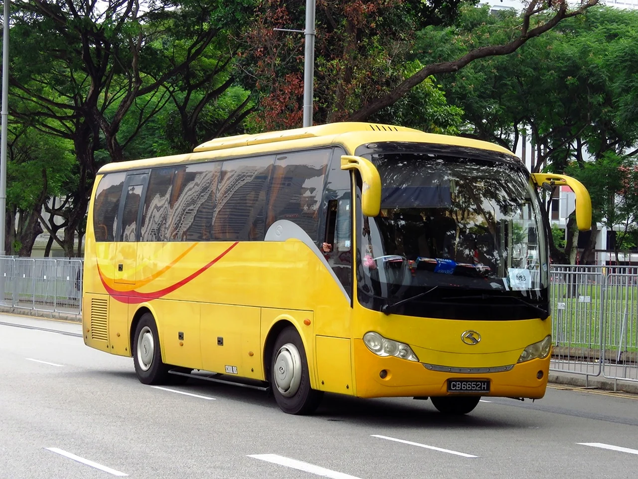 Автобус желтый