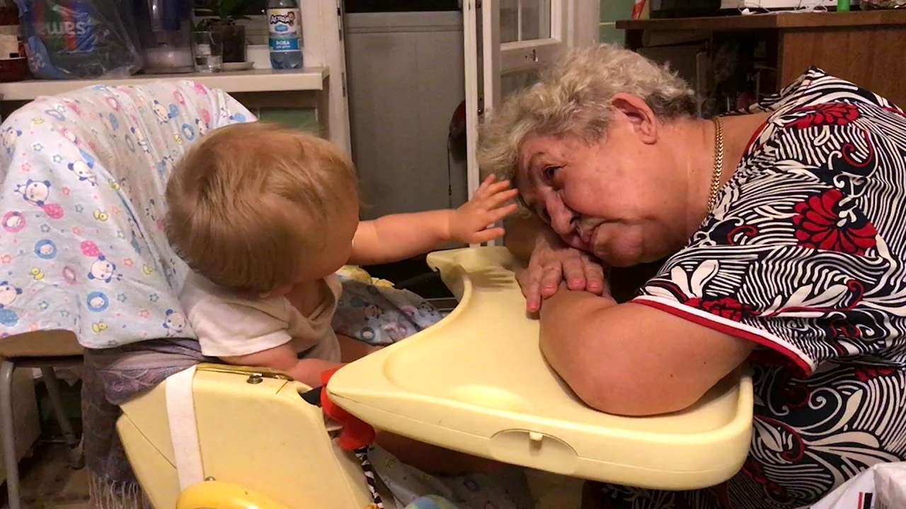 Бабушка и внук плачет