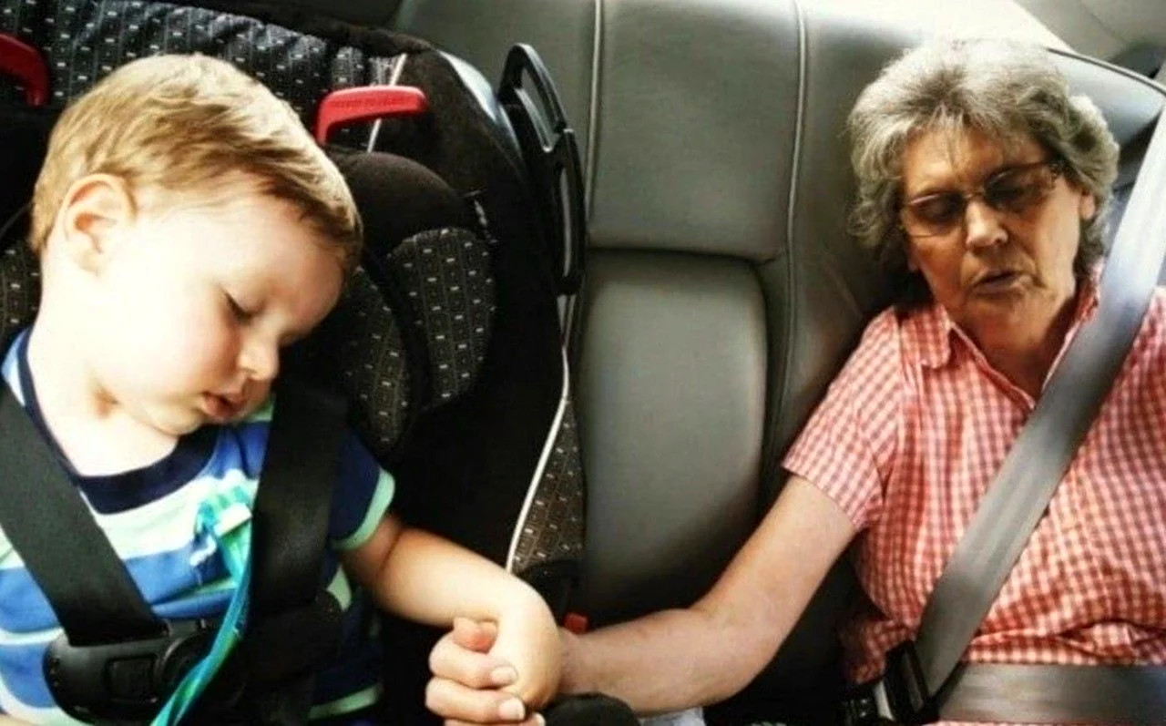 Бабушка и внук смешные