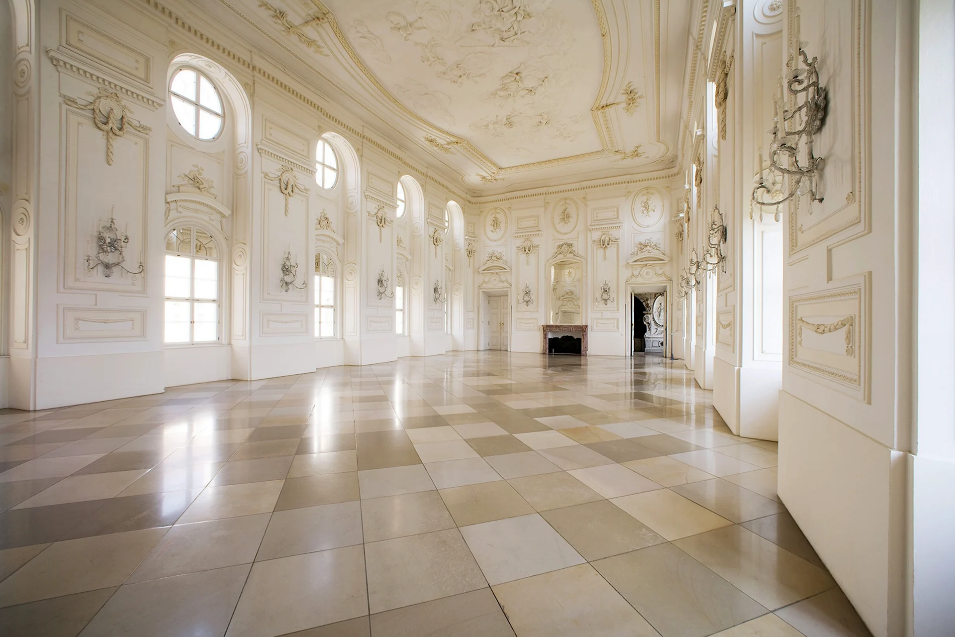 Бальный зал белый во Дворце