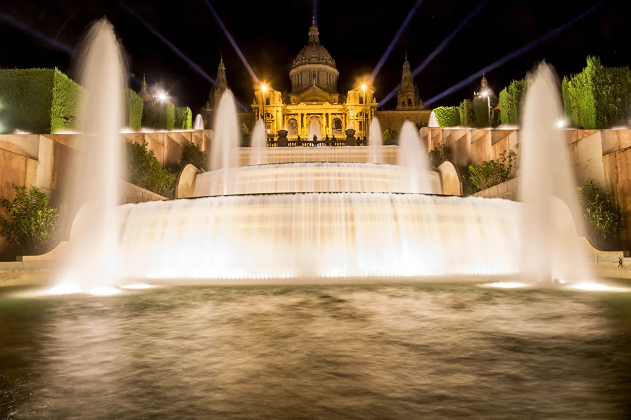 Барселона фонтан ночью