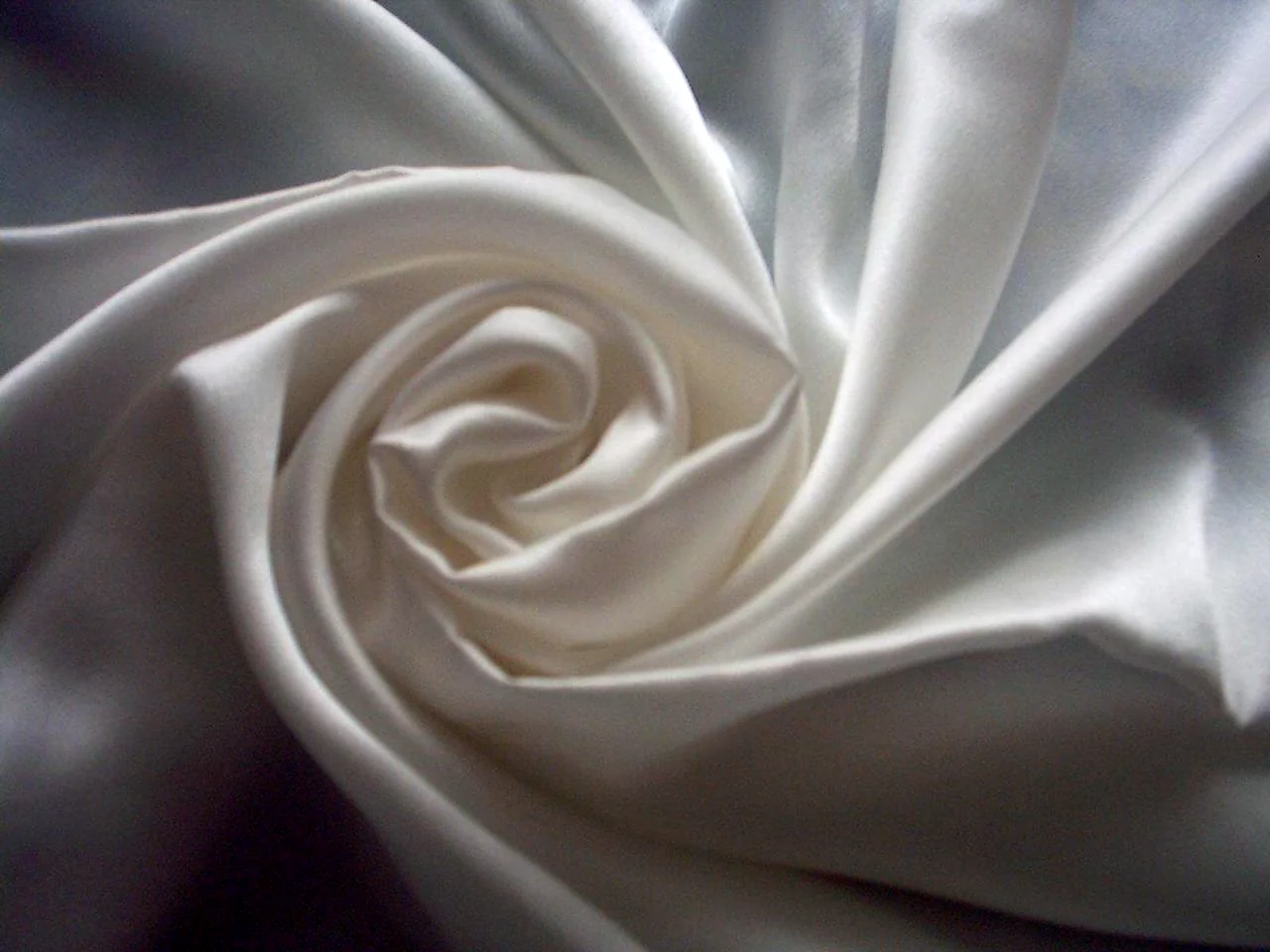 Белая атласная ткань в рулонах