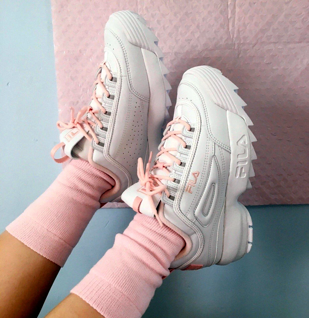 Бело розовые кроссовки