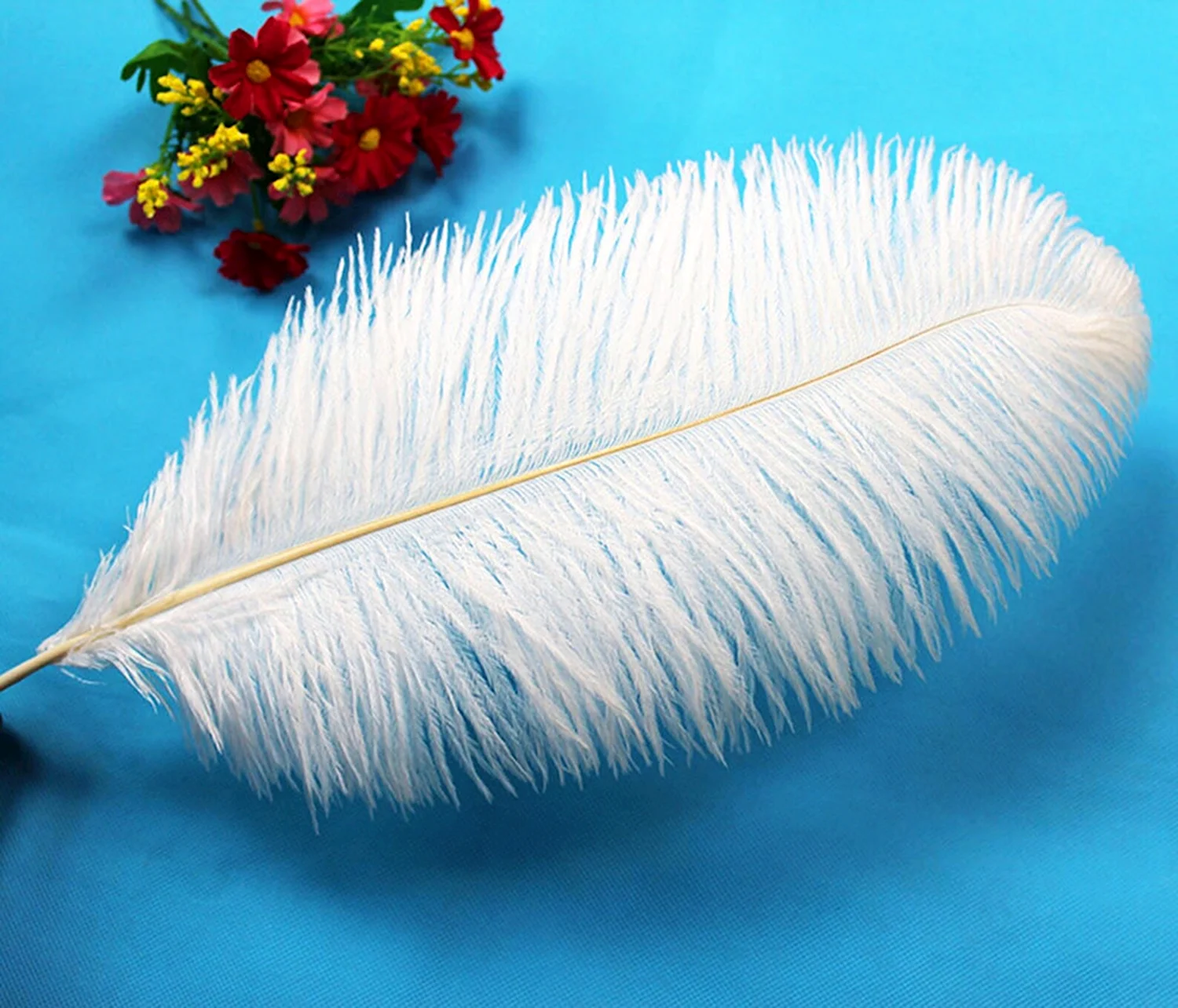 Белые страусиные перья