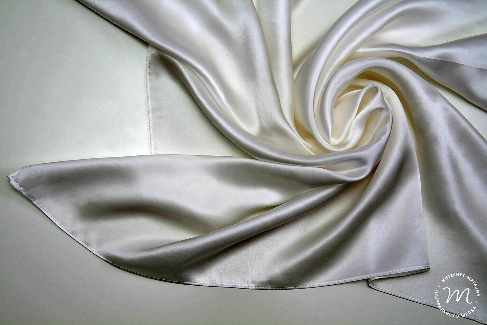 Белый атласный платок