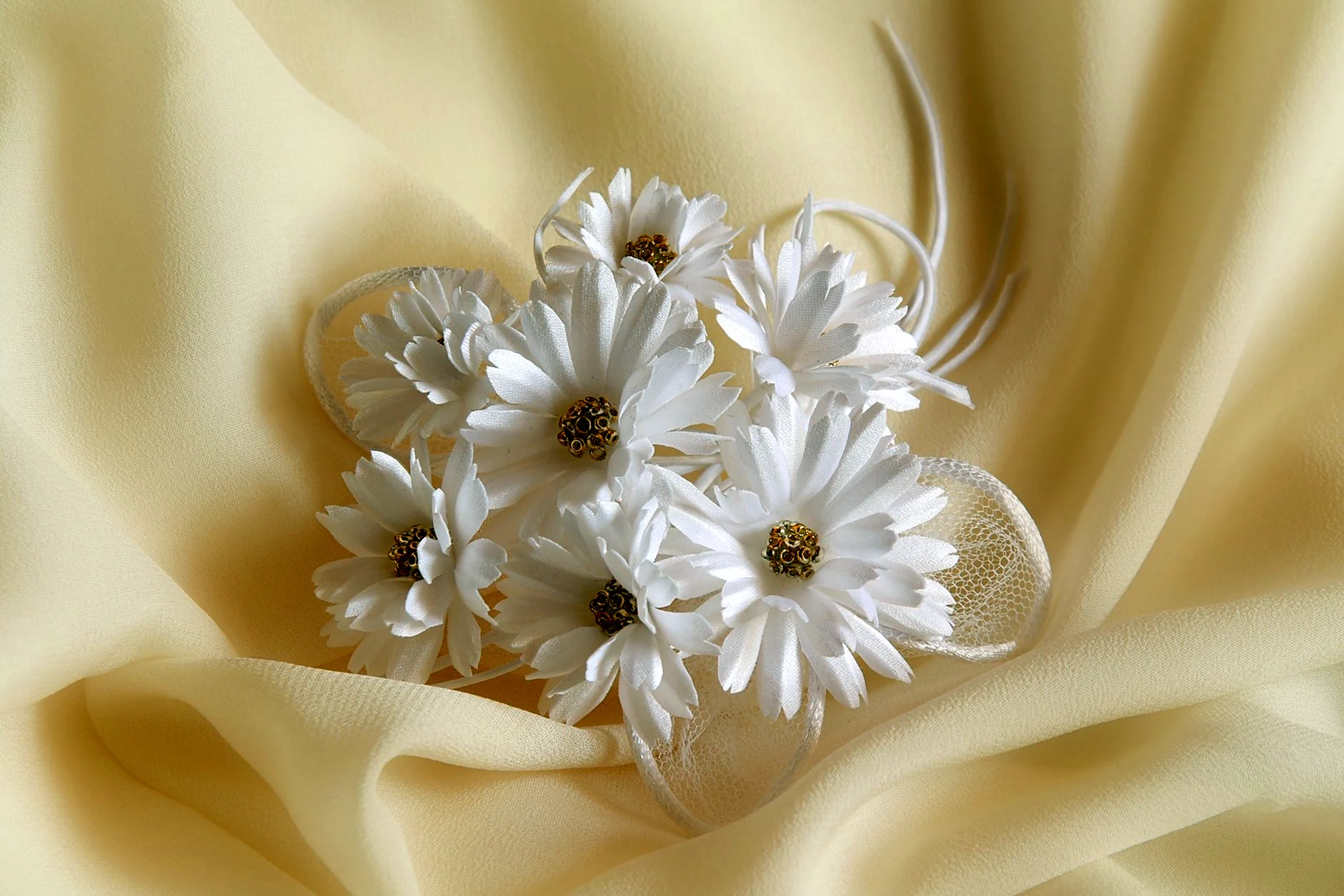 Белый атласный цветок