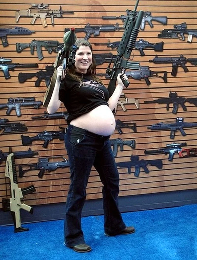 Беременная с оружием