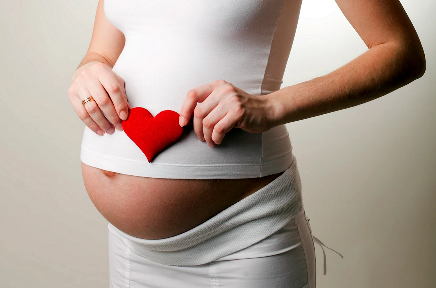 Беременная женщина с мальчиком-символом малра на животе