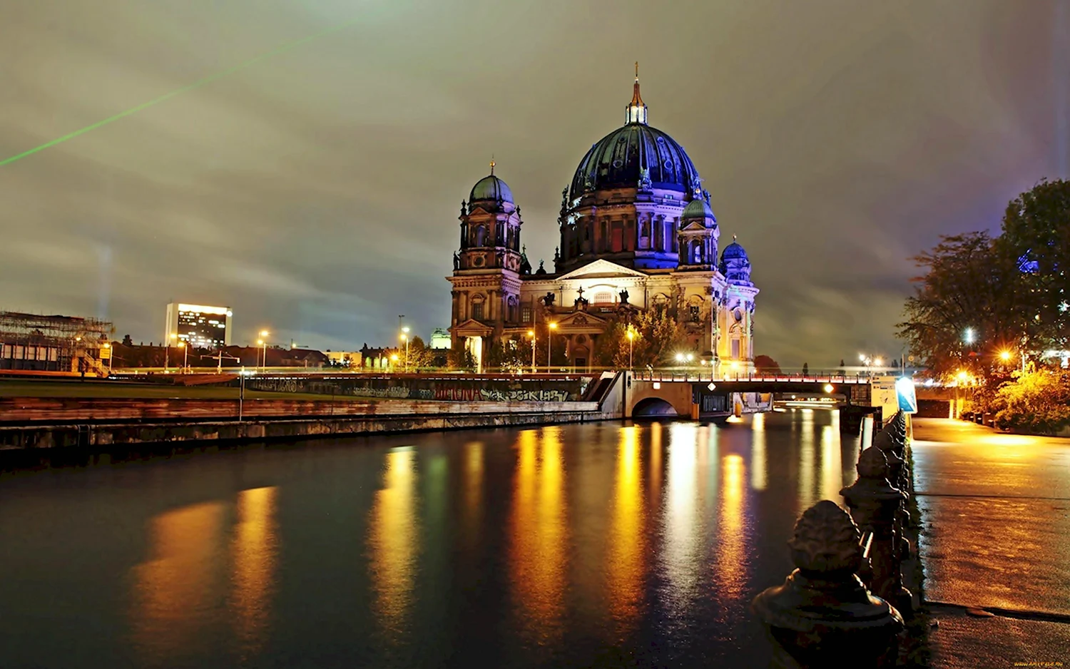 Берлин столица Германии располагается на берегах реки