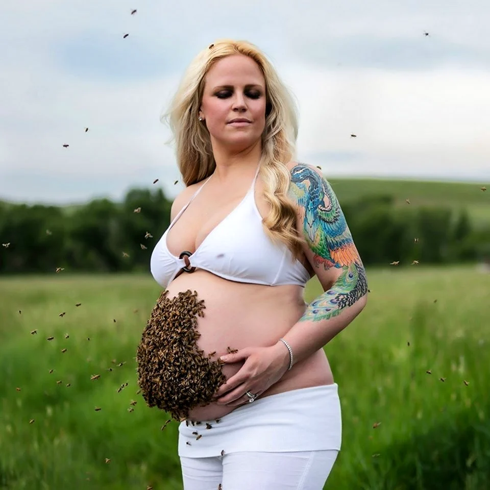 Бетани карулак-Бейкер фотосессия с пчёлами