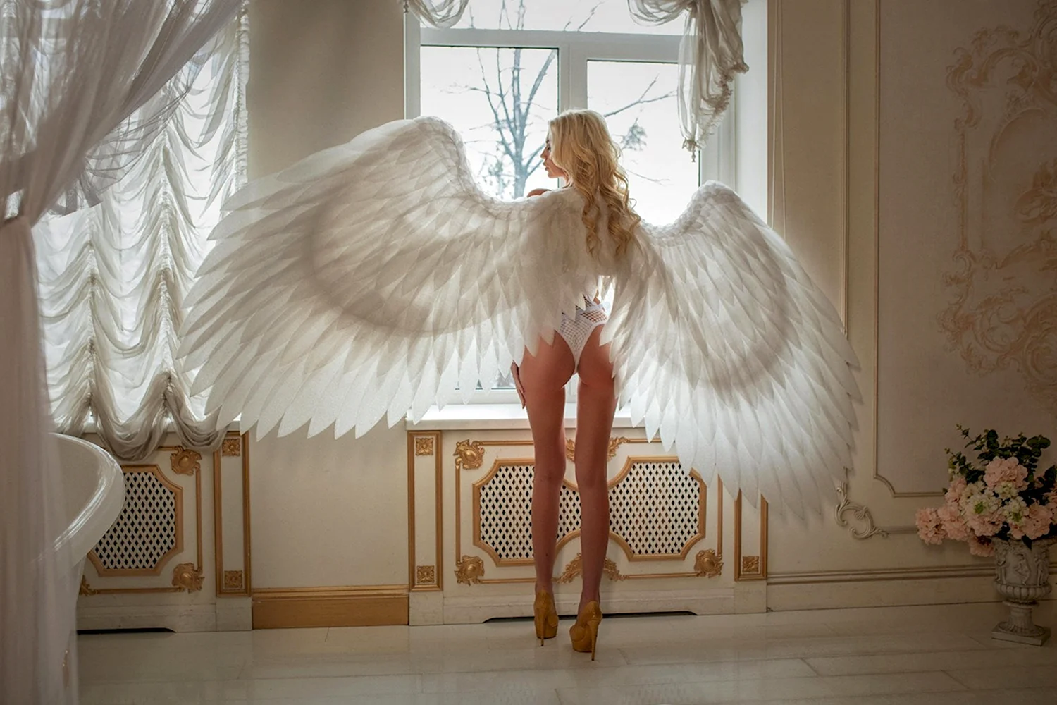 Блондинка с крыльями ангела