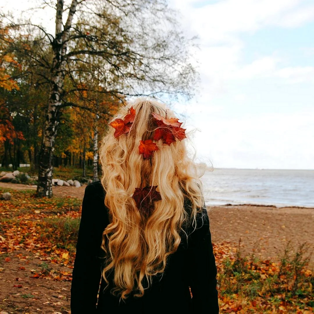 Блондинка со спины осень