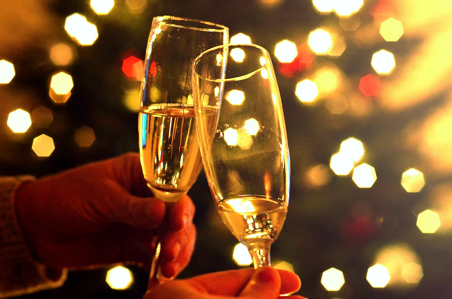 Бокалы шампанского новый год