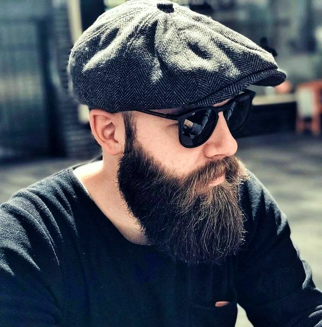 Бородатый в кепке