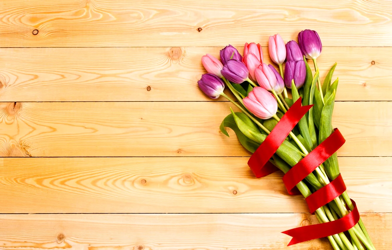 Букет тюльпанов на деревянном столе