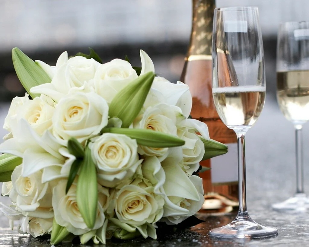 Букет цветов и шампанское