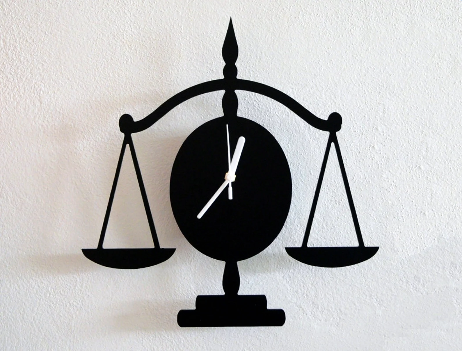 Часы настенные адвокату