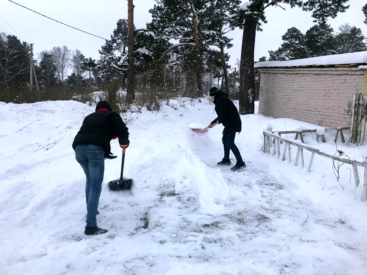 Человек чистит снег
