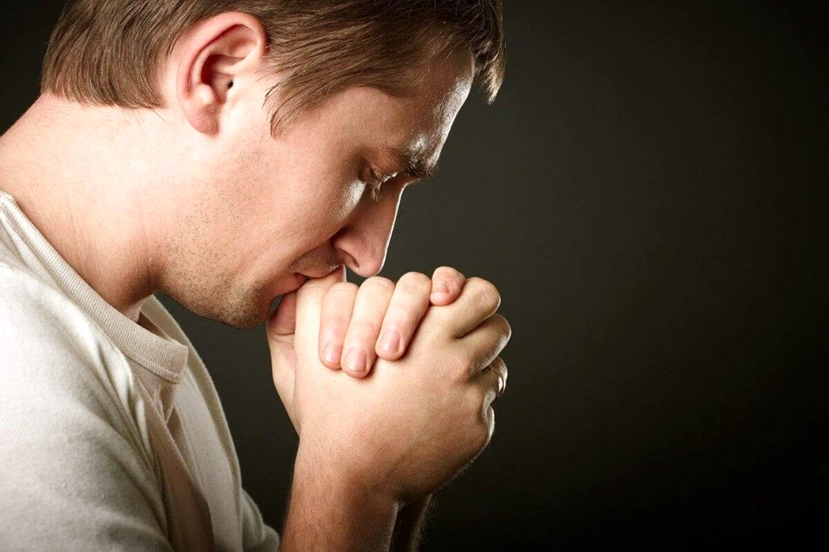 Человек молится
