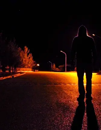 Человек в темноте на улице