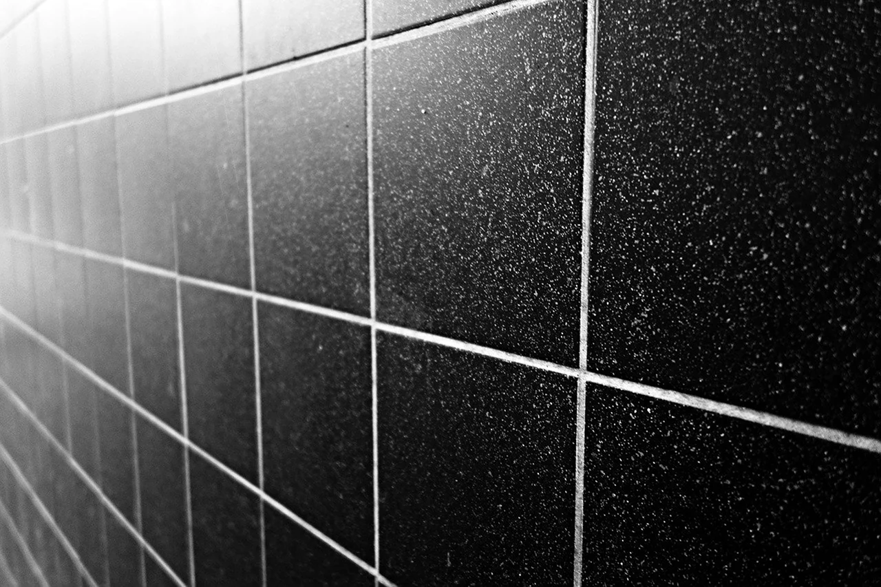 Материал кафеля. Wall Tile керамическая плитка. Черная плитка. Черная плитка на стене. Черная кафельная плитка.