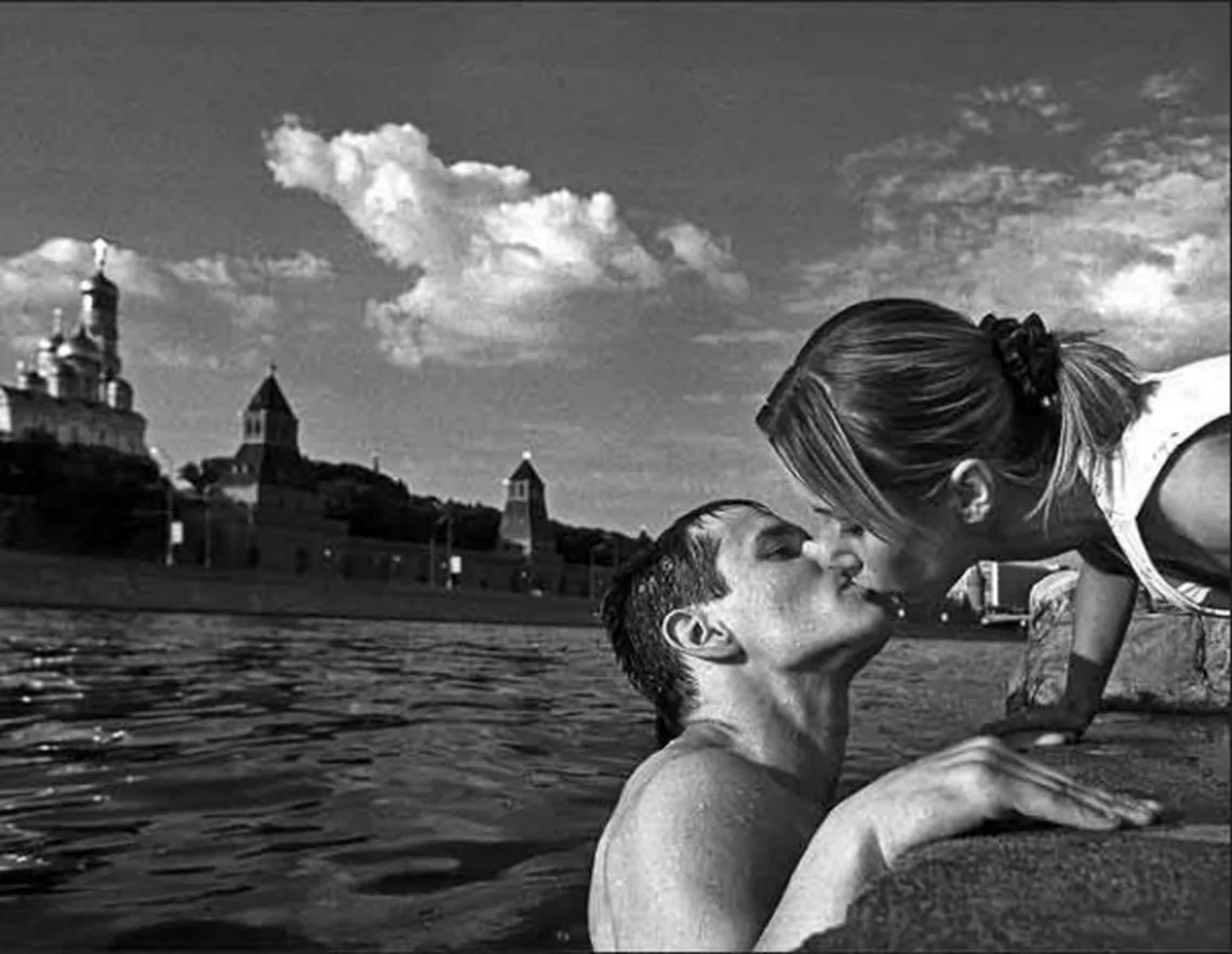 Тройной поцелуй. Романтичные фотографии. Любовь. Красивые черно белые фотографии о любви. Поцелуй издалека.